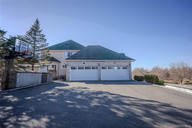 56 Autumn Chase Drive, Hopewell Junction, NY 12533