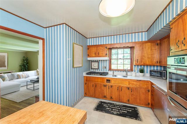 8 Haring Drive, Old Tappan, NJ 07675