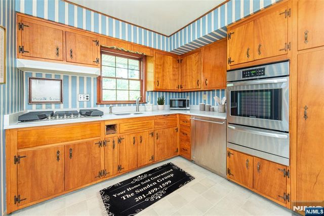 8 Haring Drive, Old Tappan, NJ 07675