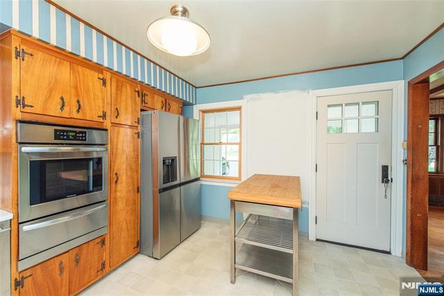 8 Haring Drive, Old Tappan, NJ 07675