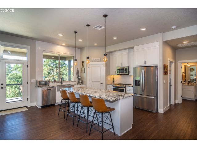 1232 SOUTHRIDGE Way, Roseburg, OR 97470