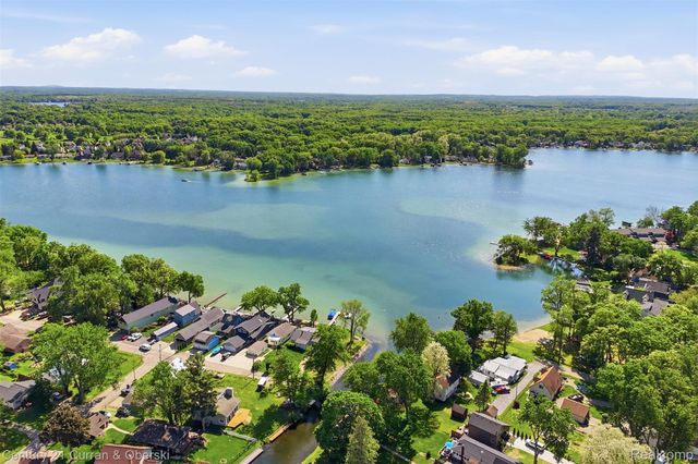 8303 Lagoon Street, Commerce Charter Township, MI 48382