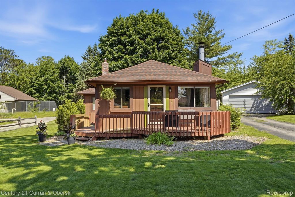 8303 Lagoon Street, Commerce Charter Township, MI 48382