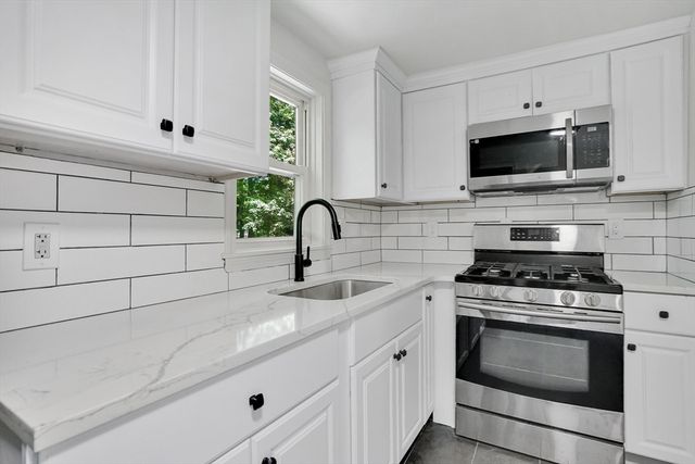 46 Chestnut St Pl, East Longmeadow, MA 01028