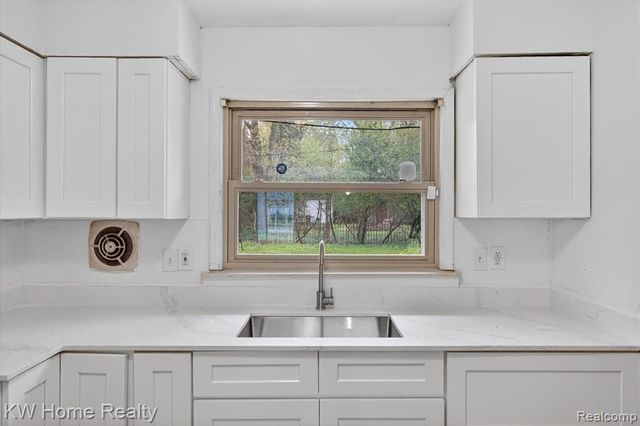 17228 Sunnybrook Drive, Southfield, MI 48076