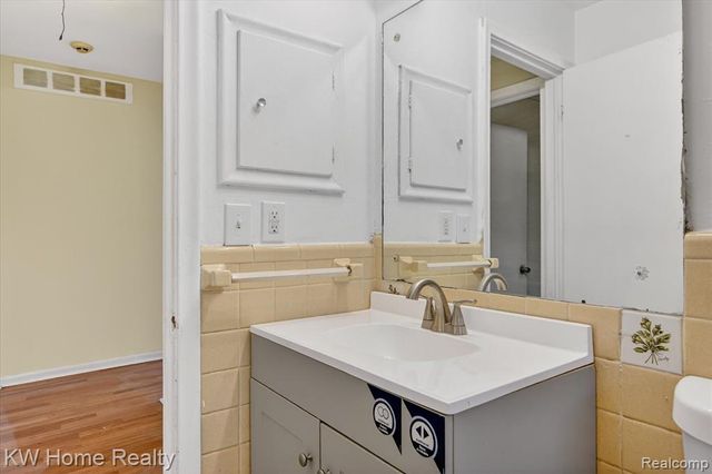 17228 Sunnybrook Drive, Southfield, MI 48076