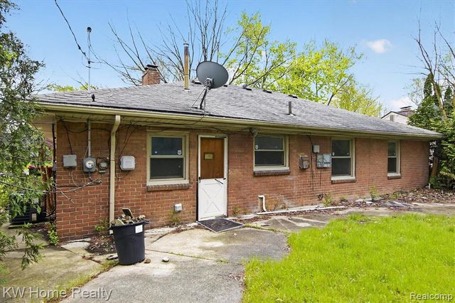 17228 Sunnybrook Drive, Southfield, MI 48076