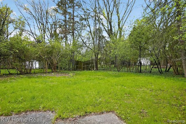 17228 Sunnybrook Drive, Southfield, MI 48076