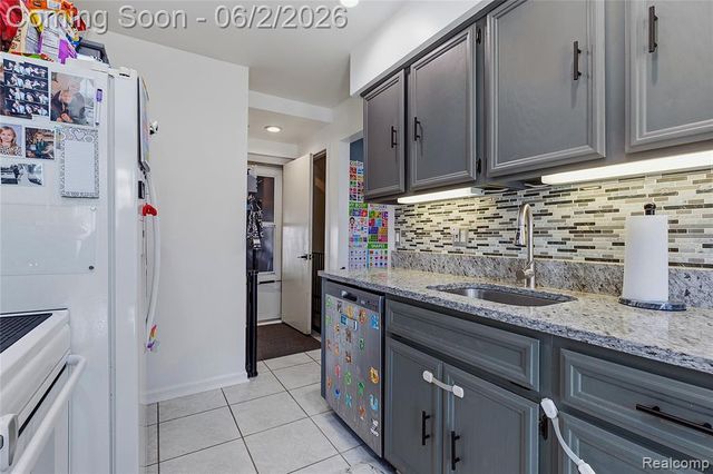 15794 Charleston Drive, Clinton Township, MI 48038