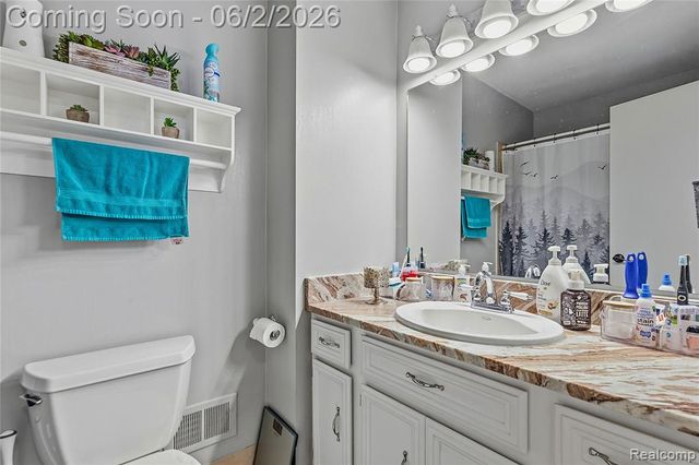 15794 Charleston Drive, Clinton Township, MI 48038