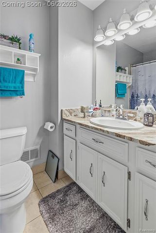 15794 Charleston Drive, Clinton Township, MI 48038