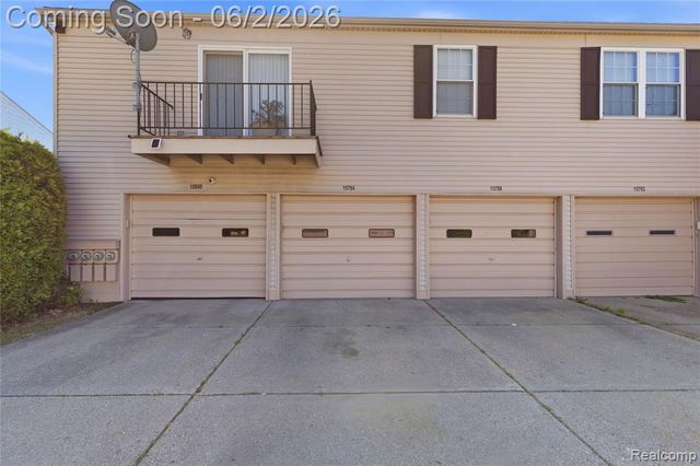 15794 Charleston Drive, Clinton Township, MI 48038