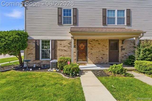 15794 Charleston Drive, Clinton Township, MI 48038