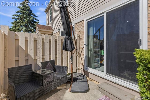 15794 Charleston Drive, Clinton Township, MI 48038