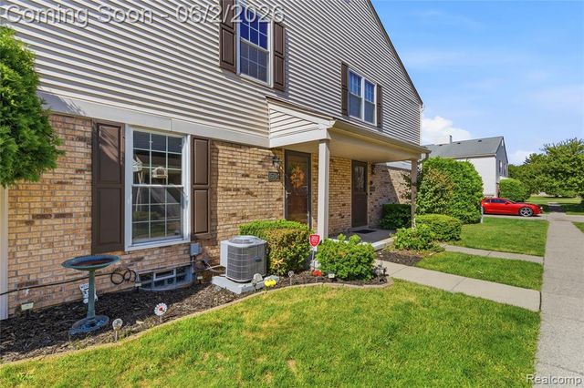 15794 Charleston Drive, Clinton Township, MI 48038