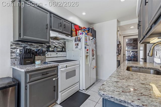 15794 Charleston Drive, Clinton Township, MI 48038