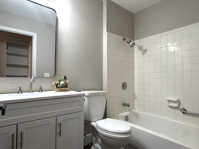 6652 Fernwood Drive, Lisle, IL 60532