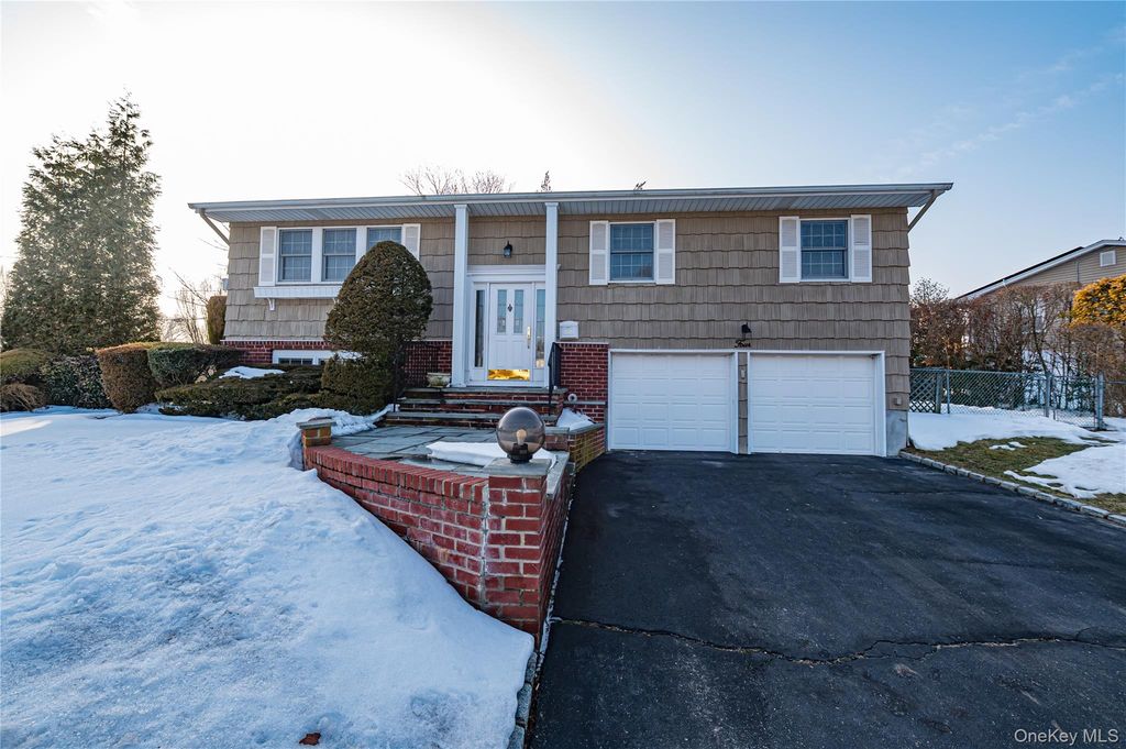 4 Winslow Lane, Kings Park, NY 11754