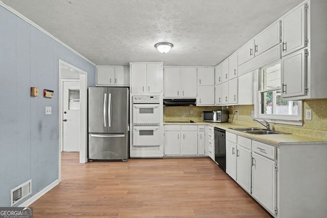 8806 Twin Oaks Drive, Jonesboro, GA 30236