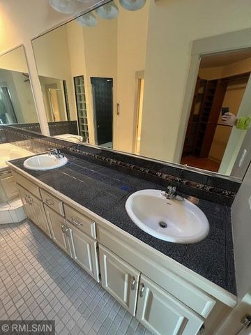 2005 Great Oaks Drive, Burnsville, MN 55337