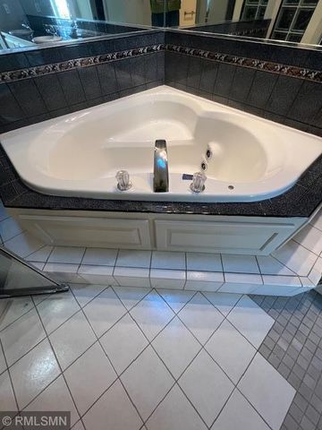 2005 Great Oaks Drive, Burnsville, MN 55337