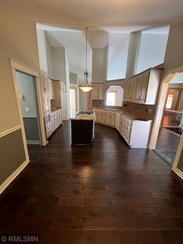 2005 Great Oaks Drive, Burnsville, MN 55337