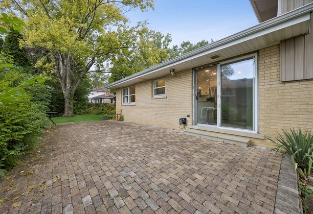 7525 W Manitoba Drive, Palos Heights, IL 60463