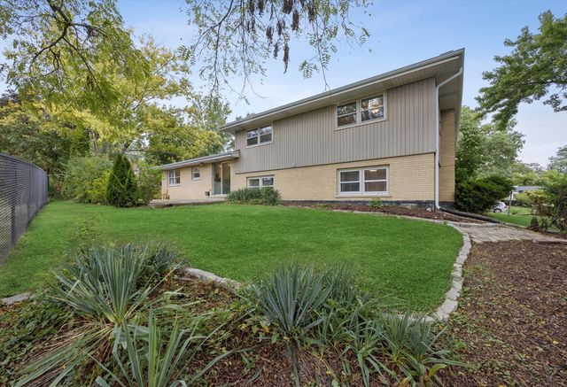 7525 W Manitoba Drive, Palos Heights, IL 60463