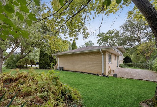 7525 W Manitoba Drive, Palos Heights, IL 60463