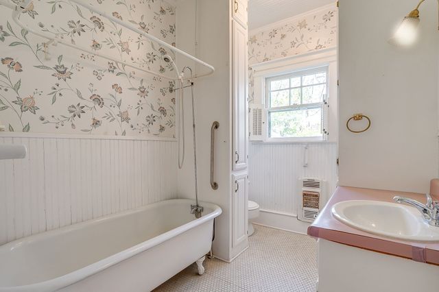 2124 Weatherbee Street, Fort Worth, TX 76110