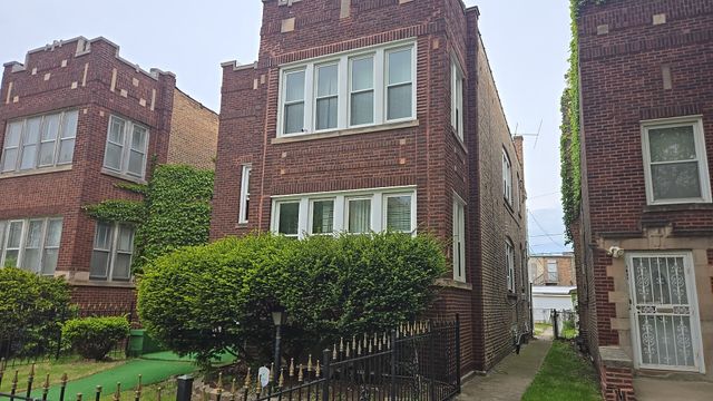 7627 S Bennett Avenue, Chicago, IL 60649