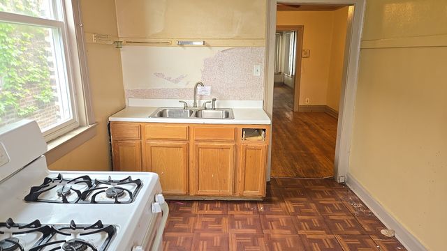 7627 S Bennett Avenue, Chicago, IL 60649
