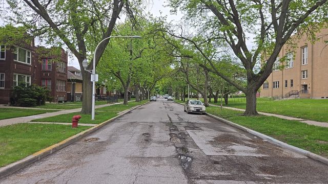 7627 S Bennett Avenue, Chicago, IL 60649
