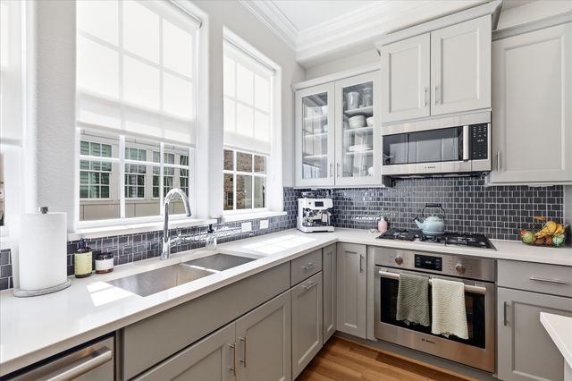 7333 Valley View Lane 702, Dallas, TX 75240