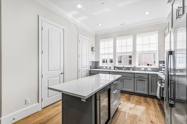 7333 Valley View Lane 702, Dallas, TX 75240