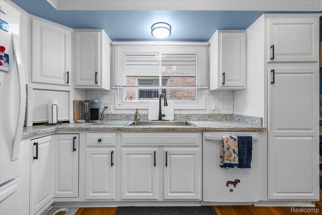 4462 Glenoaks Court, Warren, MI 48092