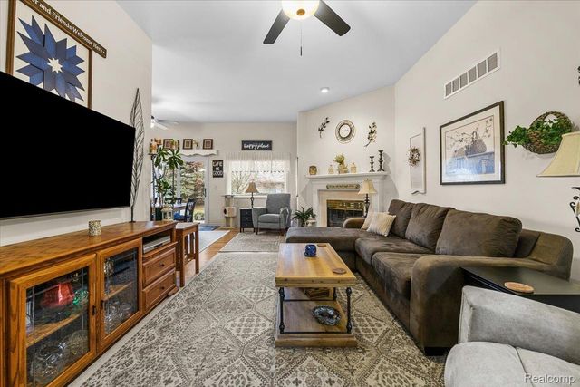 4462 Glenoaks Court, Warren, MI 48092