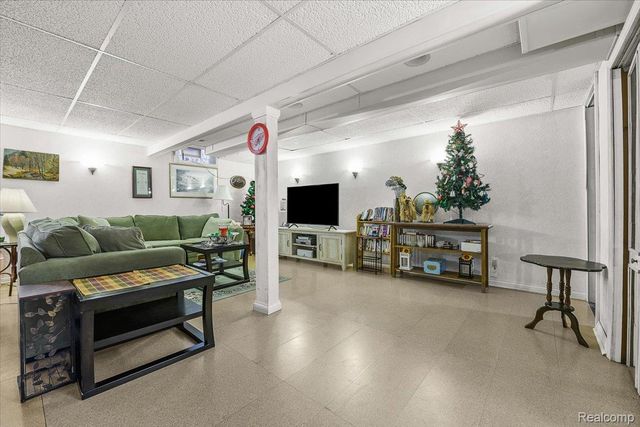 4462 Glenoaks Court, Warren, MI 48092