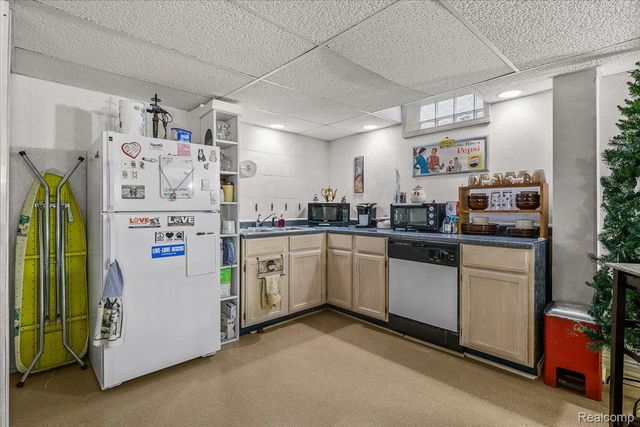 4462 Glenoaks Court, Warren, MI 48092