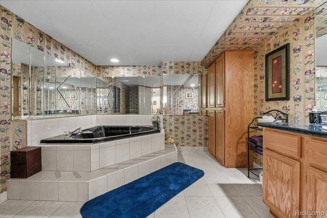 4462 Glenoaks Court, Warren, MI 48092