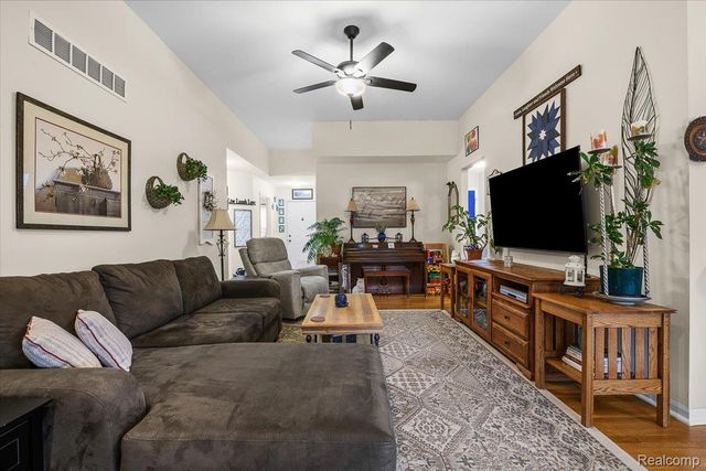 4462 Glenoaks Court, Warren, MI 48092