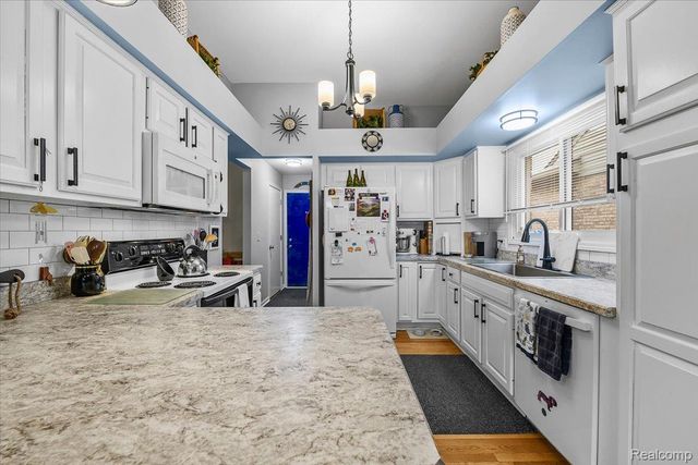 4462 Glenoaks Court, Warren, MI 48092