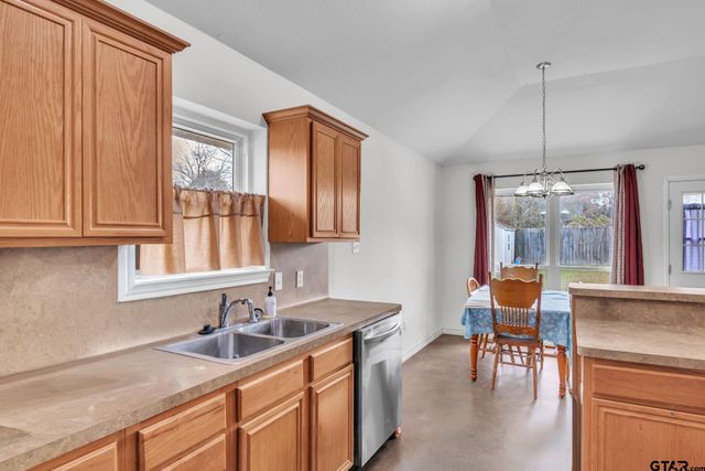 19990 Bluegrass Cir, Flint, TX 75762