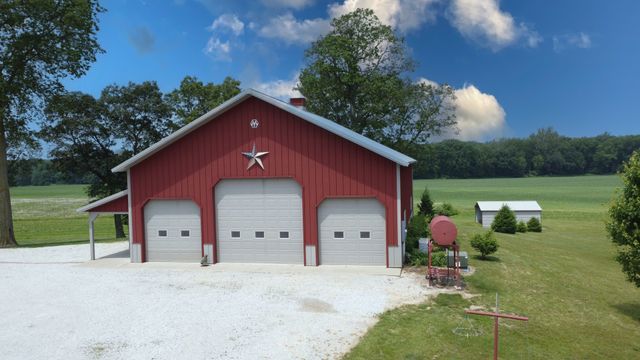 1897 N 2500 East Road, Watseka, IL 60970