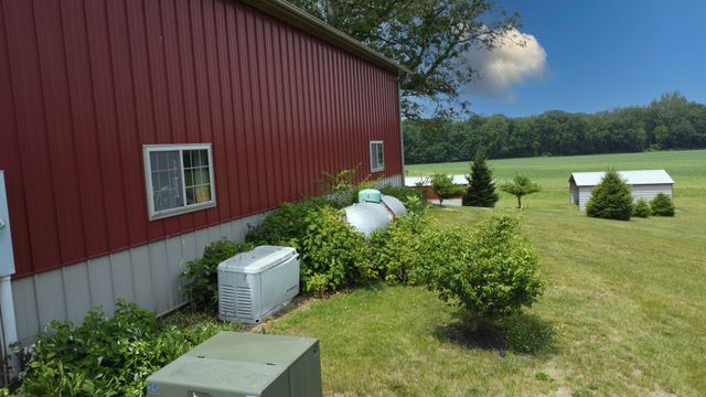 1897 N 2500 East Road, Watseka, IL 60970