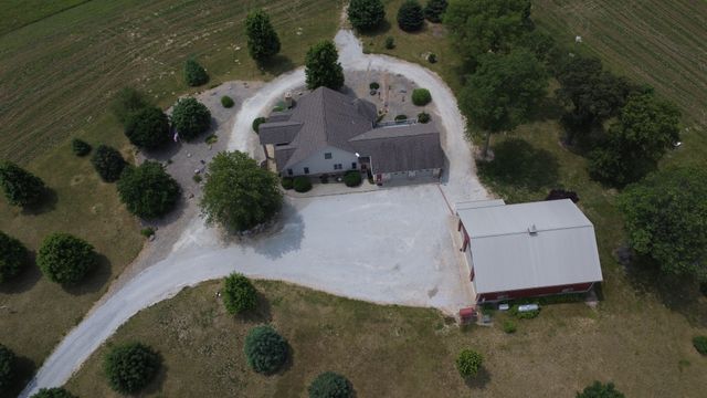 1897 N 2500 East Road, Watseka, IL 60970