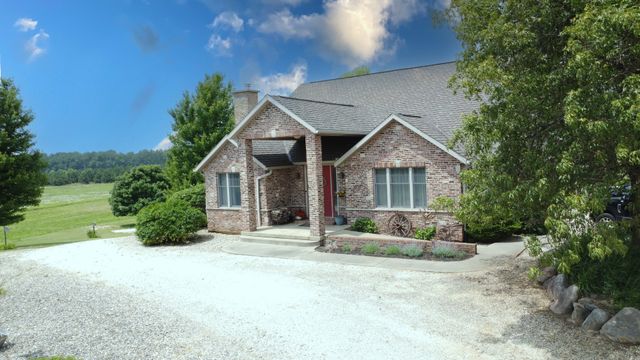 1897 N 2500 East Road, Watseka, IL 60970