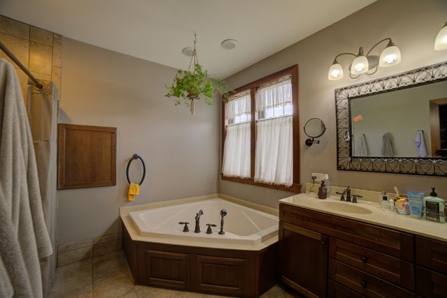 1897 N 2500 East Road, Watseka, IL 60970