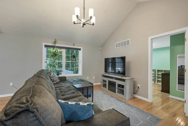 4 Glasgow Circle, Hudson, NH 03051