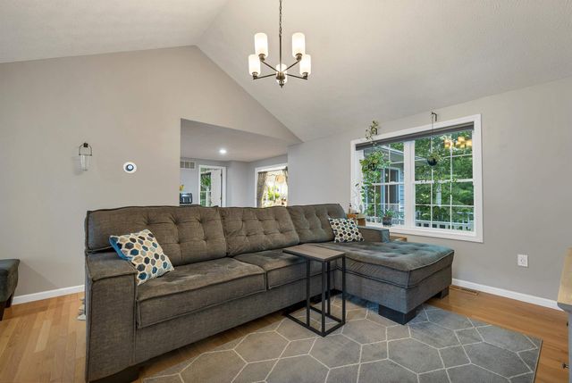4 Glasgow Circle, Hudson, NH 03051